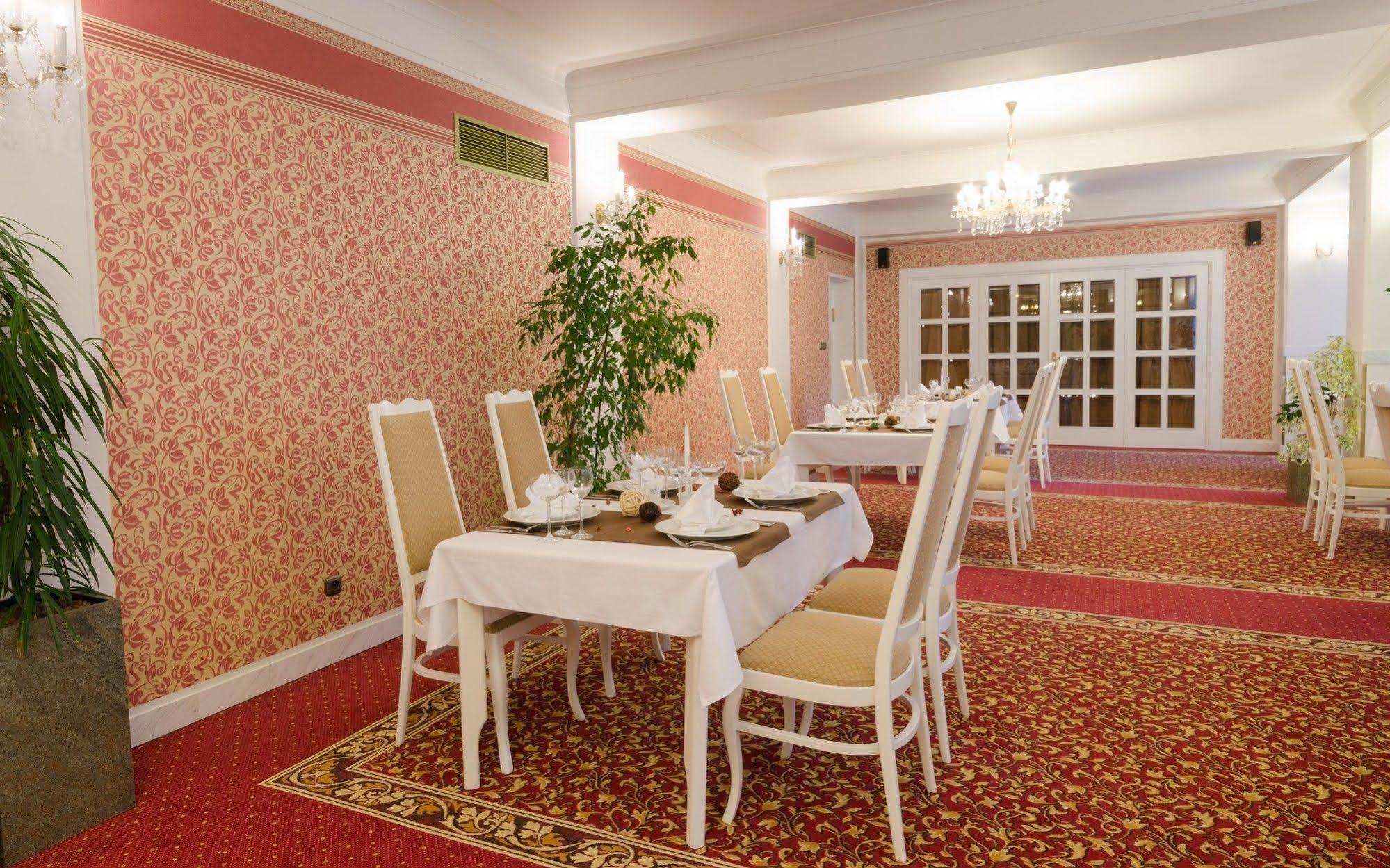 Hotel Ostrov Nymburk Ngoại thất bức ảnh