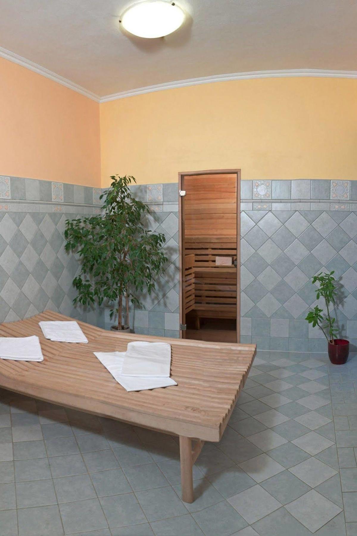 Hotel Ostrov Nymburk Ngoại thất bức ảnh
